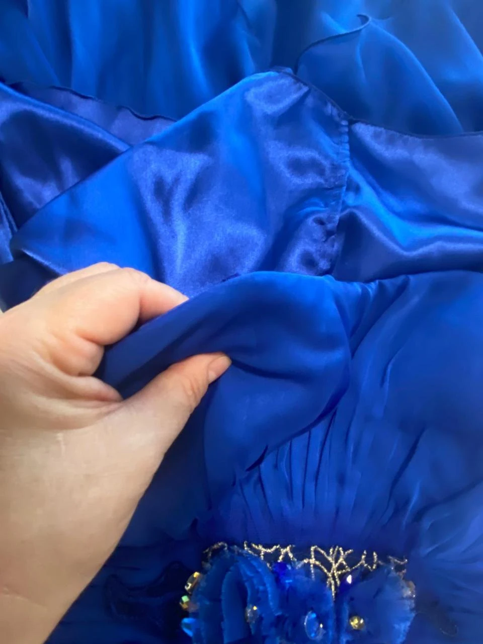 Vestido de festa romântico azul royal, corte "Hi-Lo" com pedrarias. – photo 12